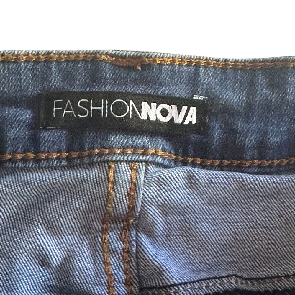 FASHION NOVA WOMAS DISTRESSED DENIM SHORTS SZ MEDIUM 28 - Picture 5 of 15